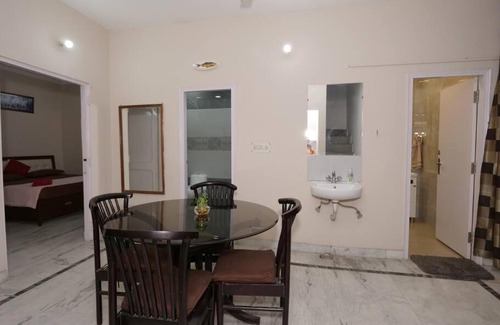 New Delhi Apartment | Full apartment with 3 bedrooms and kitchen