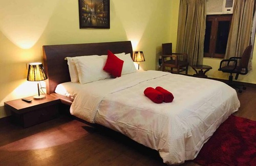 New Delhi Apartment | Full apartment with 3 bedrooms and kitchen