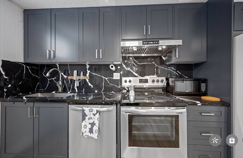 Thornhill Villa | Full floor 2 bedroom suite at Thornhill