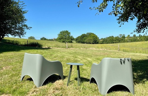 Saint-Sulpice-d'Excideuil Apartment | Full apartment with beautiful outdoor spaces in the Périgord Vert.
