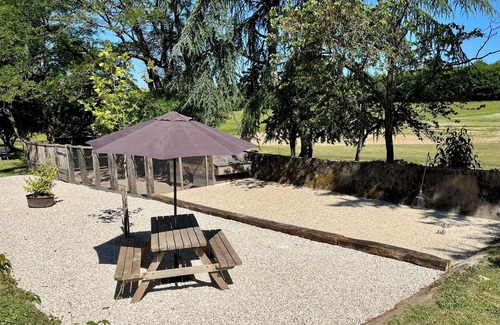 Saint-Sulpice-d'Excideuil Apartment | Full apartment with beautiful outdoor spaces in the Périgord Vert.