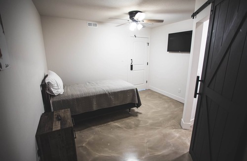 Mound City Hotel | Full Lodge (8 Rooms + Common Area)