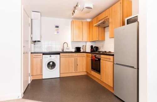 Larkhall Apartment | Full of light 1BR apartment in Stockwell