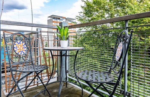 Larkhall Apartment | Full of light 1BR apartment in Stockwell
