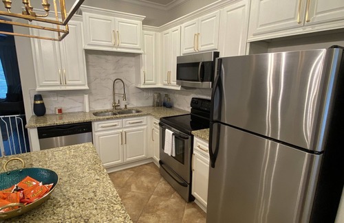 Oxford House | Full Townhouse Fleur de Lis condominiums 1 Mile To Stadiums