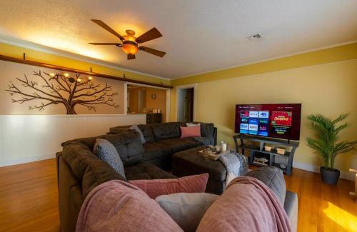 Fullerton House | Fullerton Family-Ready- 9 min to Disneyland