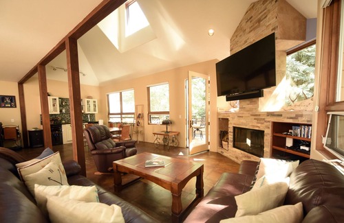 Warm Springs House | Fully appointed deluxe townhome, walk to ski lifts