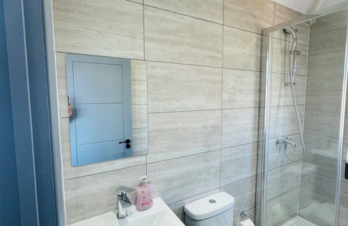 Yiewsley House | Fully equipped bedroom with attached bath