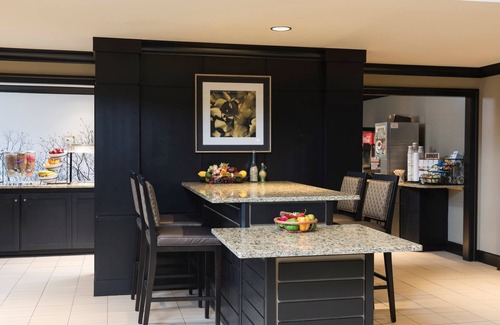Oakbrook Terrace Condo | Fully-Equipped Suite | Complimentary Breakfast