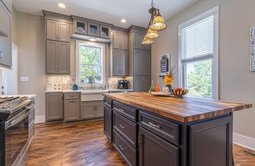 Abingdon House | Fully fenced, 1/2 acre, dog friendly in downtown Abingdon!