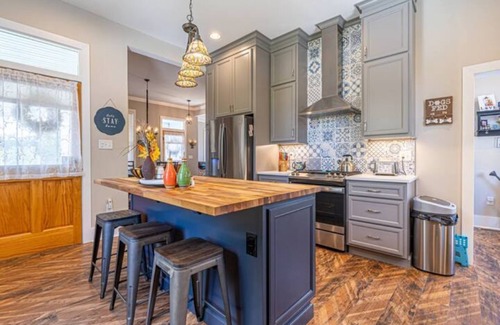 Abingdon House | Fully fenced, 1/2 acre, dog friendly in downtown Abingdon!