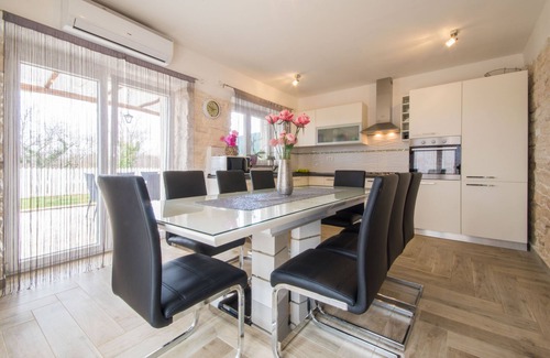 Modrusani Villa | Fully fenced, pet-friendly, ideal for families