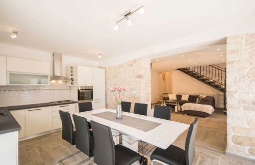 Modrusani Villa | Fully fenced, pet-friendly, ideal for families