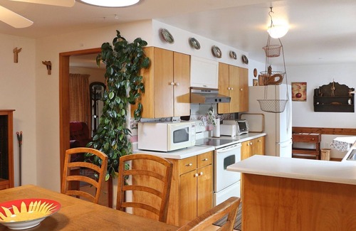 Corvallis House | Fully Furnished Home in a Quiet Neighborhood with an Amazing Garden
