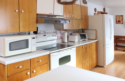 Corvallis House | Fully Furnished Home in a Quiet Neighborhood with an Amazing Garden