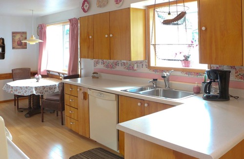 Corvallis House | Fully Furnished Home in a Quiet Neighborhood with an Amazing Garden