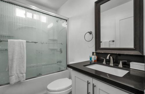 Wilshire Apartment | Fully furnished one bedroom with full bathroom in Koreatown