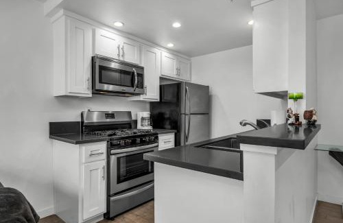 Wilshire Apartment | Fully furnished one bedroom with full bathroom in Koreatown