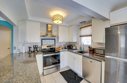 Dearborn House | Fully Furnished & Tasteful Home - West Dearborn