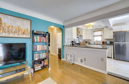 Dearborn House | Fully Furnished & Tasteful Home - West Dearborn