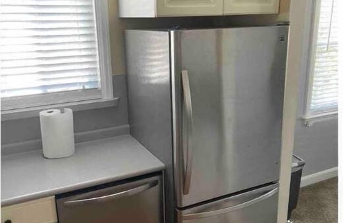 Southmont Apartment | Fully Furnished Upper Suite in quiet Southmont.