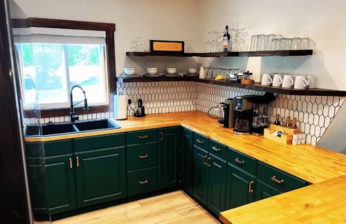 Friendship Cabin | Fully Loaded Cabin, Coffee Bar, NEW Hot Tub, Epic Firepit, Close to the Dells