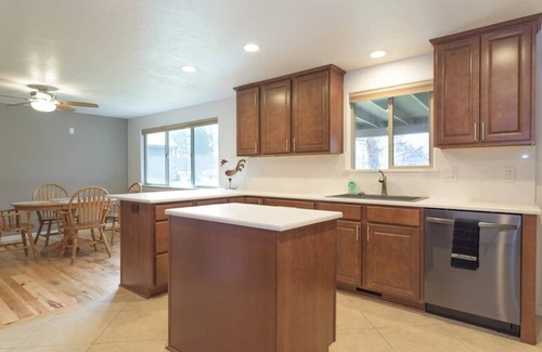 Southeast Bend House | Fully remodeled ~ Close to old Mill~ Bonus Room~Spring has arrived
