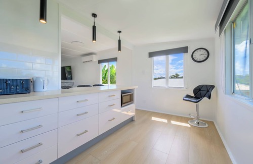 West Gladstone House | Fully renovated home, close to parks, river & beach