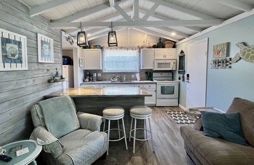 Gulf Gate Estates House | FULLY RENOVATED BEACH BUNGALOW! A COUPLES very own COZY and PRIVATE paradise.