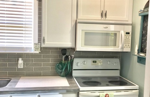 Gulf Gate Estates House | FULLY RENOVATED BEACH BUNGALOW! A COUPLES very own COZY and PRIVATE paradise.