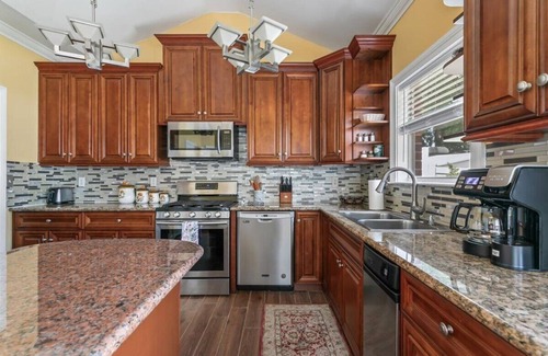 Rowlett Apartment | Fully Updated Retreat Mins to Lake! 5 Bathrooms