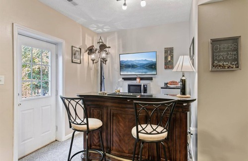 Williamsburg House | Fun and Open Space Near Everything - Pool table, Hot Tub in Williamsburg