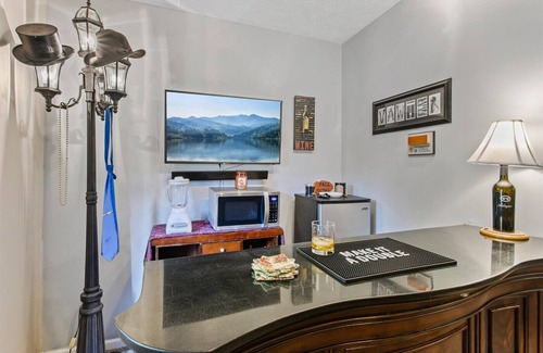 Williamsburg House | Fun and Open Space Near Everything - Pool table, Hot Tub in Williamsburg