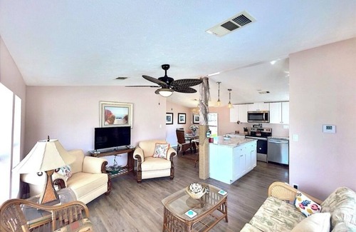Biggar House | Fun Beach House-Less than 5 miles to the beach!