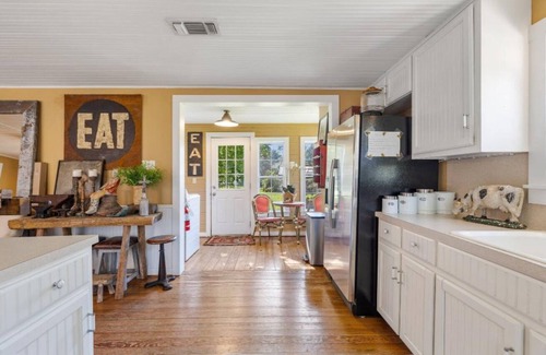 Warrenton House | Fun, eclectic Round Top home w/POOL! 5 min to town