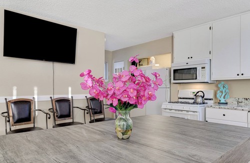 Chinatown House | Fun five bedroom home by the strip. pool, putting green, games, karaoke!