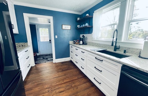 Aiken House | Fun House/King Bed - Close to Town/Full of Entertainment!