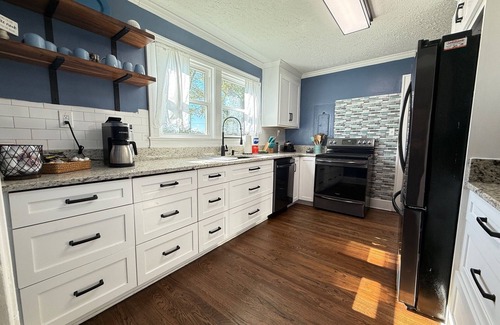Aiken House | Fun House/King Bed - Close to Town/Full of Entertainment!