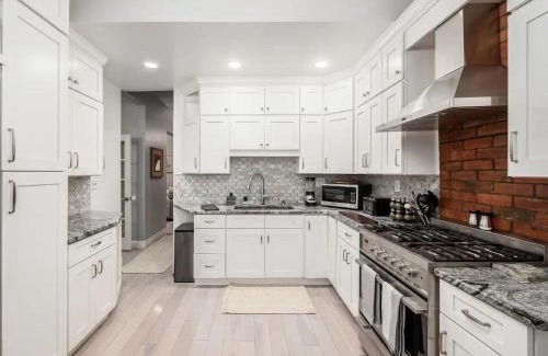 Weinland Park House | Fun upscale oasis w hot tub near OSU & Short North