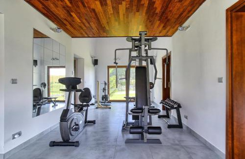 Ryn House | Funaberia -25 hektarowa luksusowa posiadłość z basenem, jacuzzi, sauną, boiskiem wielofunkcyjnym