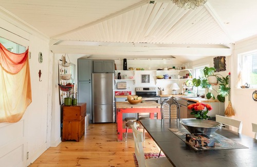 Durham Other | Funky abode with a fireplace place for a small family or artists- pet-friendly!