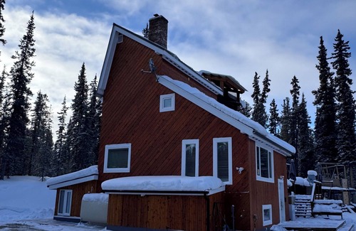 Whitehorse House | Funky style house with the outdoors at your feet, yet within city limits!