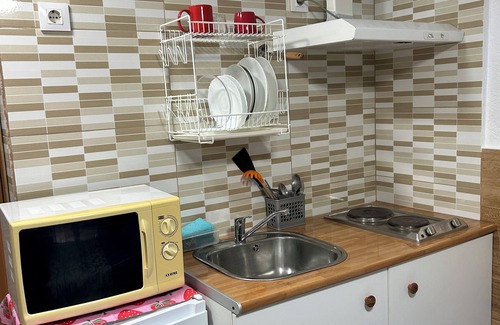 Collblanc y La Torrassa Apartment | Furnished and equipped studio for rent with expenses included, ideal for one person,