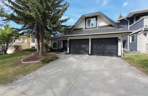 Southeast Calgary House | Furnished 2-Bedroom Suite |Best Calgary Location| Near Bow River, Golf, Stampede