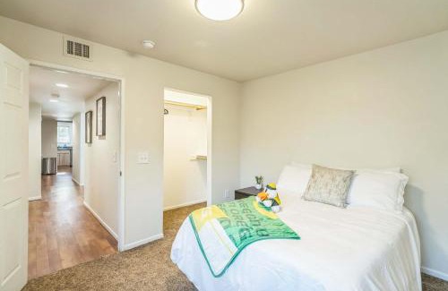 Harlow Apartment | Furnished Cozy Retreat Minutes from Autzen Stadium