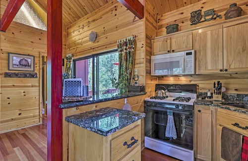 Strawberry Cabin | Furnished Deck: Romantic Strawberry/Pine Studio!