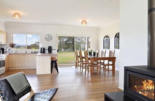 Hartley House | Fynn's Run This three-bedroom, one -bathroom home is set in Hartley on 2.9 hectares