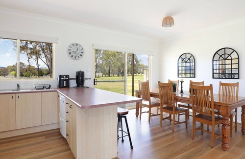 Hartley House | Fynn's Run This three-bedroom, one -bathroom home is set in Hartley on 2.9 hectares