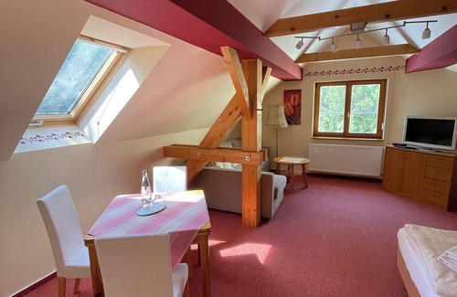 Trebbin Apartment | Gästezimmer mit Bezauberndem Garten und Koi-teich