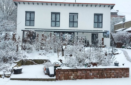 Bad Urach Apartment | GästezimmerFreiRaum 1, mit Dusche/WC, Sitzecke